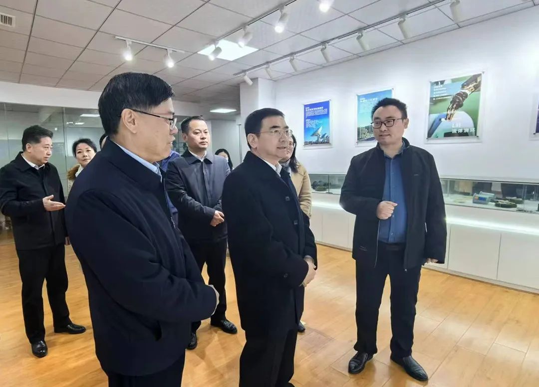 九江市市委副书记、市长蒋文定到英智科技参观